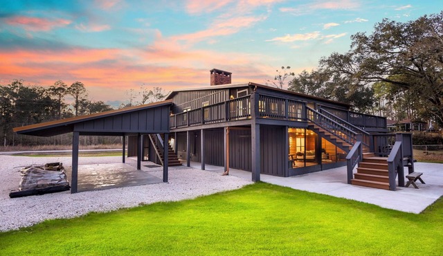 Private Fairhope Waterfront Retreat, Two Complete Residences, Sleeps Up to 14