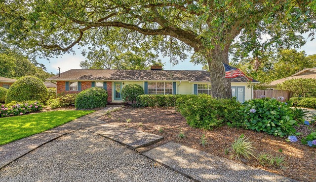 Private home with fenced back yard - PET FRIENDLY!