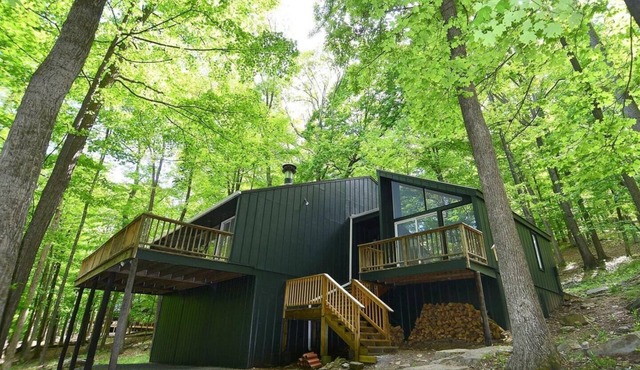 Private hot tub, wooded, EV charger, 1-gig fiber internet