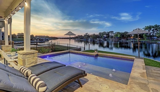 Private Pool, Elevator, Kayaks, Pickleball, Golf, Fishing, Boat Rental, Sunsets!