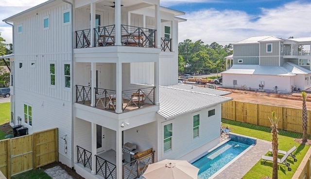 Private Pool, LSV/Golf Cart, BRAND NEW! 4 Kings, Sleeps 20+! Walk to Beach in Blue Mountain!