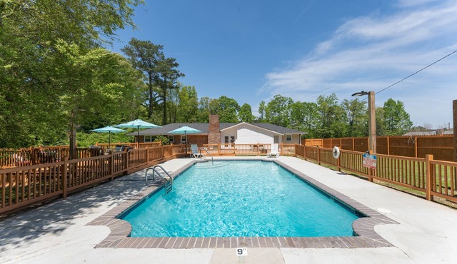Private pool Sleep12 Stylish Ranch Min from airport