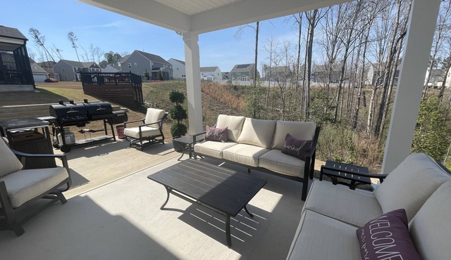 Private queen bedroom, bathroom & spacious office – only 20 mins from DT Raleigh