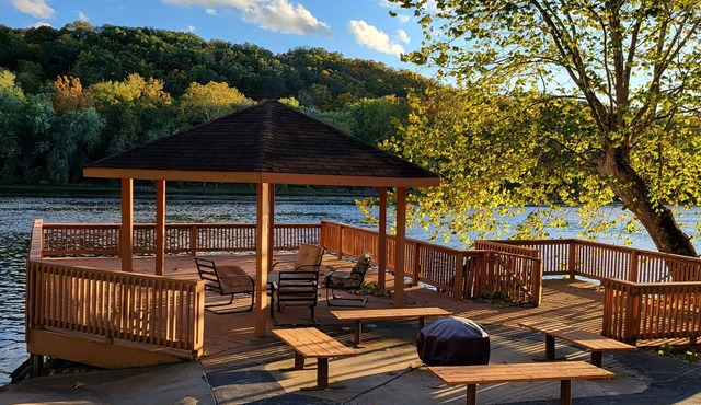 PROMO 5% WEEKLY AND 10% MONTHLY DISCOUNT! Beautiful river in front of home