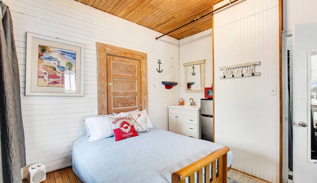 Quaint 2nd-floor studio 1 block from the beach with fast WiFi, deck, cable, & AC
