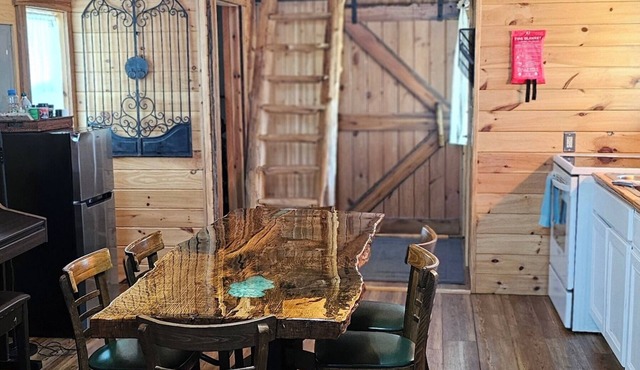 Quaint Cabin - 8 minutes from Ark Encounter! Country setting, near town!
