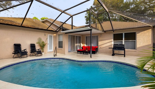 Queen Guest Suite with Pool View and Nearby Lake