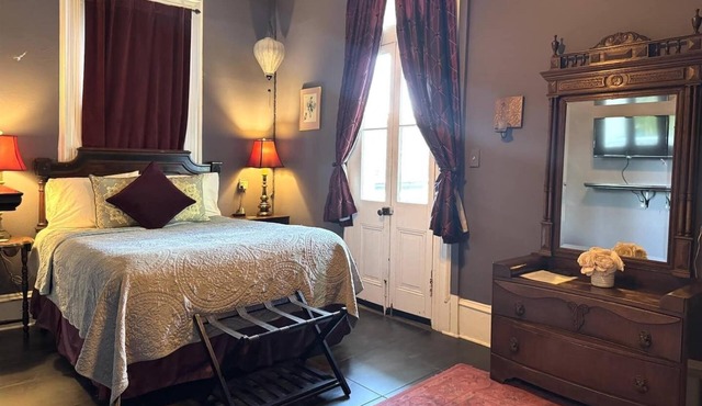 Queen Suite-Private Balcony- Salt Pool -Near Essence Festival