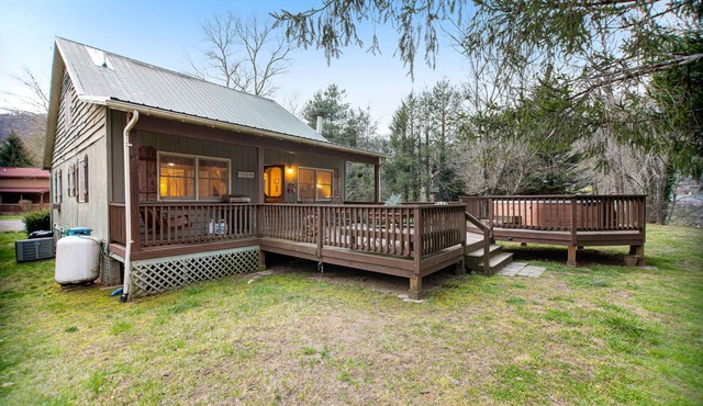 Quiet dog-friendly riverfront house with large back deck, hot tub, fireplace