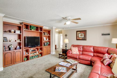 Quiet Family Home in Headland w/Games & Yard