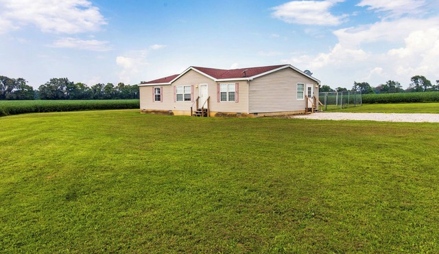 Quiet Farm setting surrounded hundreds of acres of fields. Workers welcome.