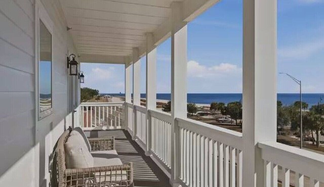 Quiet Harbor Condo - Private Balcony - Relaxing Stay