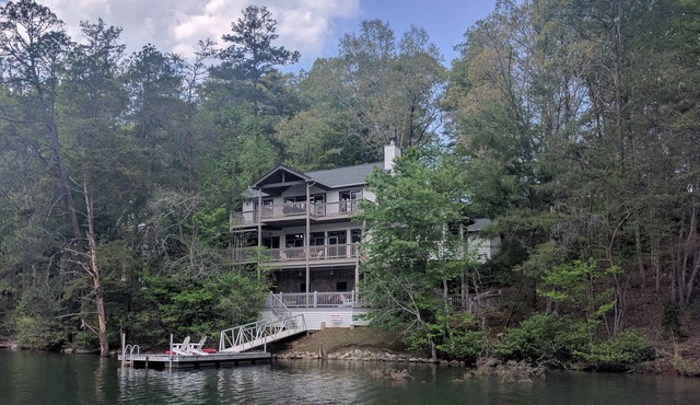 Quiet Lakeside Mountain Retreat on beautiful Lake Santeetlah
