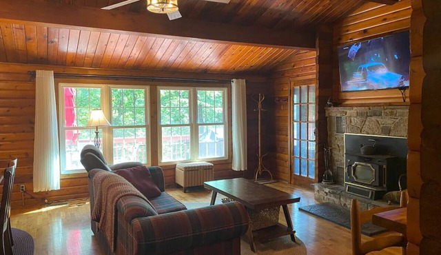 Quiet Log Cabin with private river access and hot tub