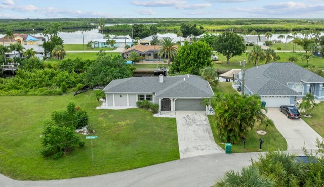 ☼ Quiet Neighborhood on a Canal with Boat Dock, Sea Wall and Lanai! And Kayaks