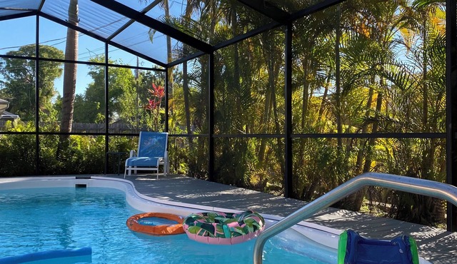 Quiet Venice home, HEATED private pool, 10 minutes from Venice Beach & downtown!