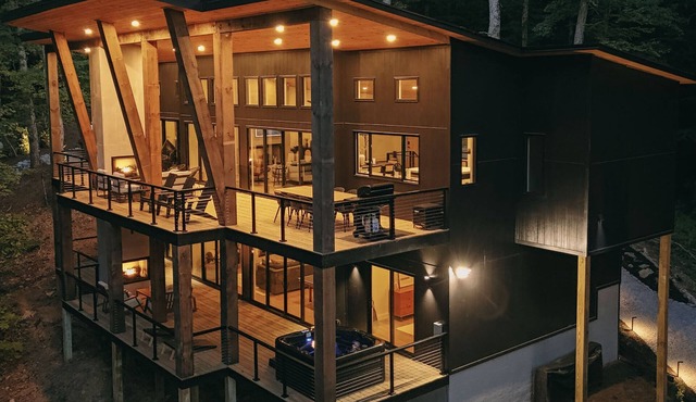 R.House: Modern luxury cabin w/hot tub & scenic river views!