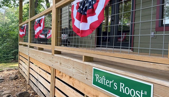 Rafter's Roost is a charming 1 bedroom with a loft cabin in the charming Ocoee