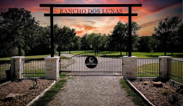 Rancho Dos Lunas Newly renovated 40 acre ranch only 14 miles from Texas A&M