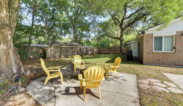 Relax Fireside: Family Home 6 Mi to Dtwn Beaufort!