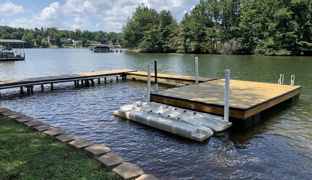 Relax on Lake Bowen at our spacious 3-bedroom retreat