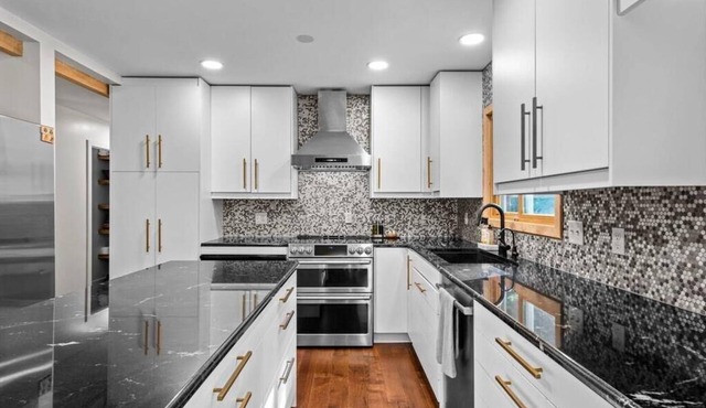 Relaxing, Luxurious 5-bedroom Vacation Home in Beautiful Historic Jordan, MN