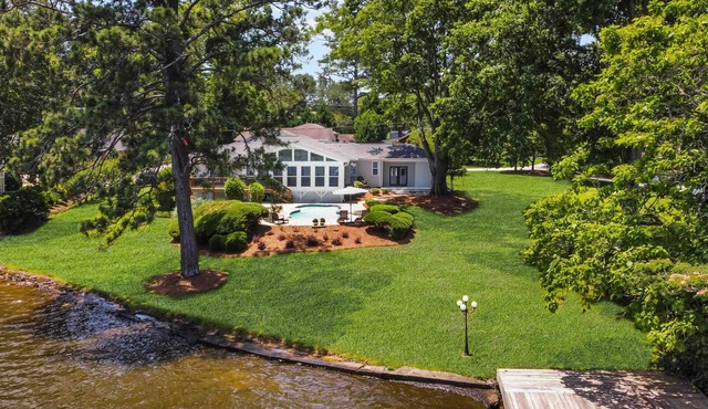 Relaxing, modern full-size house with pool overlooking a beautiful lake view.