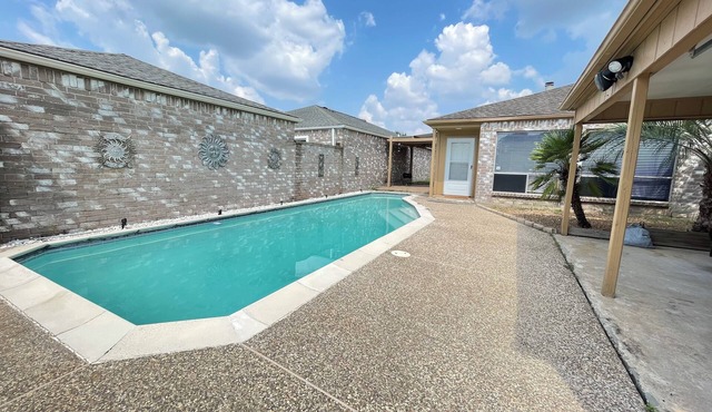 Relaxing oasis with private pool & outdoor fire pit