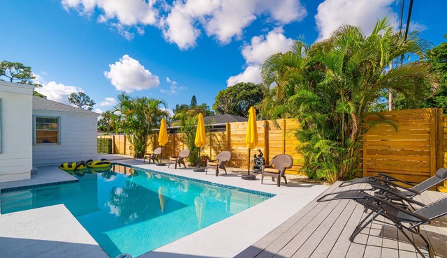 Remodeled HEATED pool home, 8 minutes to the beach! Honey Hole & Bear Den