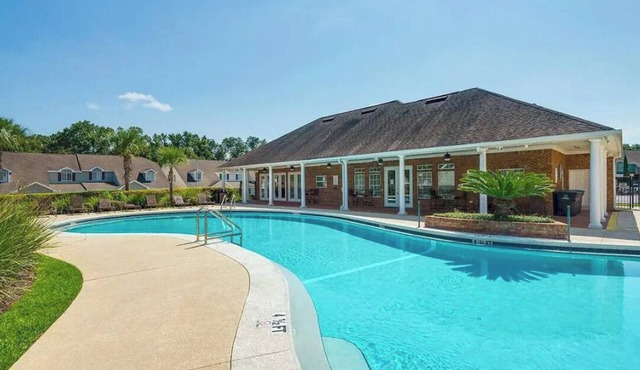 Renovated 2BR/2BA Near FSU, Pool & Wi‑Fi