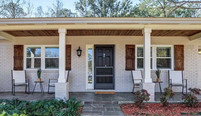 Renovated 3BR Retreat W/BBQ Grill, 80" TV, Fireplace, Big Yard, Sleeps 10