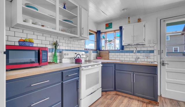 Renovated & Clean 'Original' OBX Bungalow, Direct Beach & Pier Access + EZ Cart