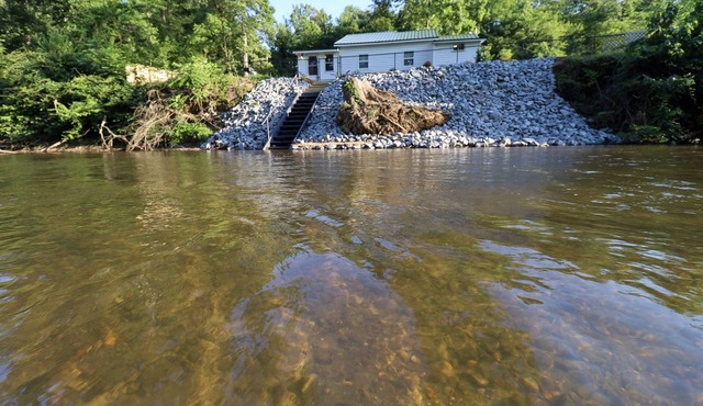River Front Cottage at the base of the Blue Ridge. Pet and Kid Friendly!