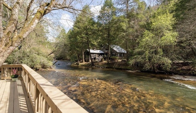 River front,hot tub,outdoor shower,bunk room,ROCK BEACH!