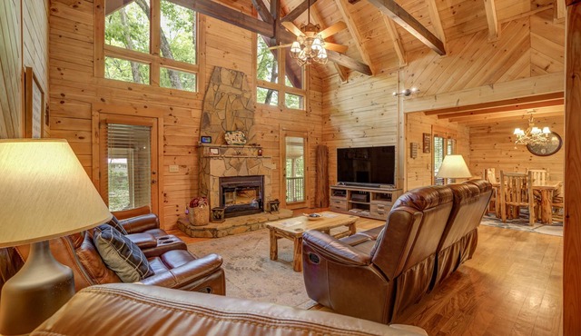 River Haus - Riverfront Luxury Lodge in Downtown Helen