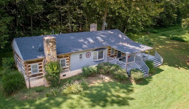 Riverfront Cabin! Farm, Trail & Kayaks (BR)