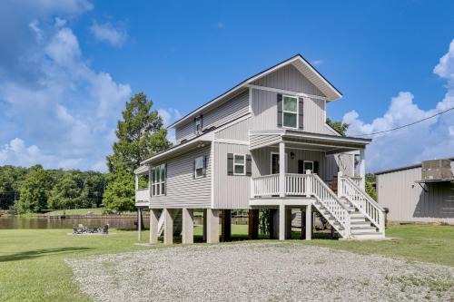 Riverfront Family Retreat w/Yard in Saint Amant