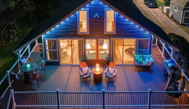 Riverfront Gem. Near RMU, Fire Pit, BIG Yard and Deck