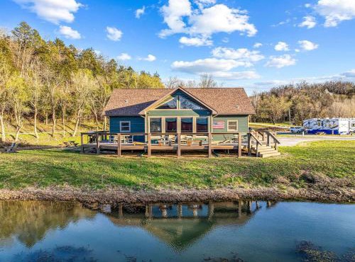 Riverfront Luxury Cabin Retreat with Breathtaking Views on the Banks of the Arkansas White River in Cotter