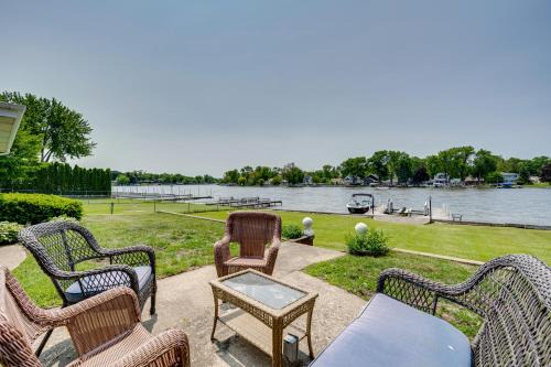 Riverfront McHenry Home w/Dock & Kayaks in McHenry