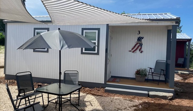 Riverside Cabin in Bend, Tx. 5 Minutes From Colorado Bend State Park