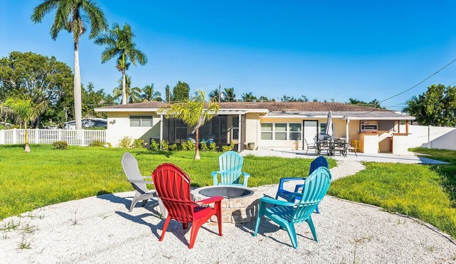 Riverside Retreat: Deck Bar, Fire Pit, Boat Parking