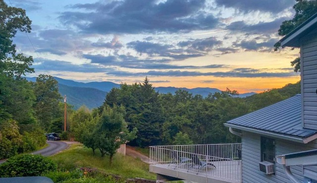 Roamer's Respite - A Prime Location with Scenic Views For Your Ultimate Retreat