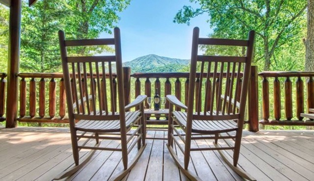 Romantic, Secluded Cabin w/stunning views, hot tub, pool table & nearby draws