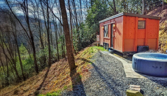 Romantic Tiny Home Cabin w/HotTub + Fire Pit, doorstep to adventures and romance