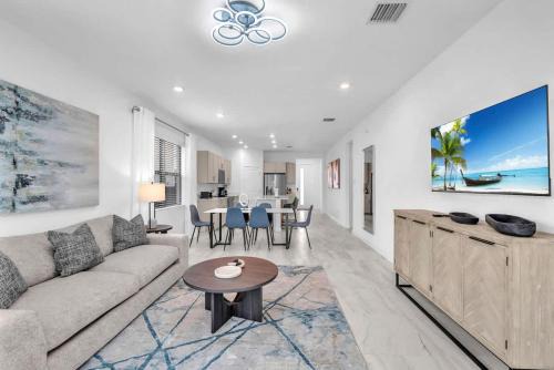 Royal Palm Gateway - Spacious Family Retreat in Sunny Homestead