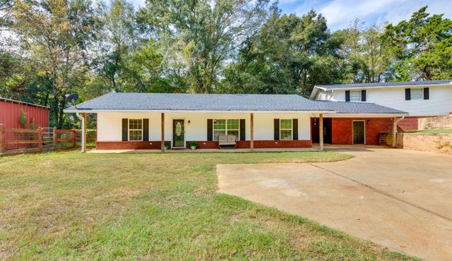 Rural Retreat w/Covered Porch Near Jackson