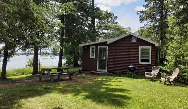 Rustic 2 Bed Lakeside Cabin - boats available