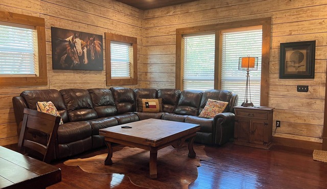 Rustic 4 bdrm in Historic area of Fort Worth near Arlington Stadium