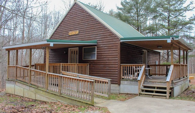 Rustic Hawk's Nest Cabin Nestled in the Woods located near Hocking Hills
